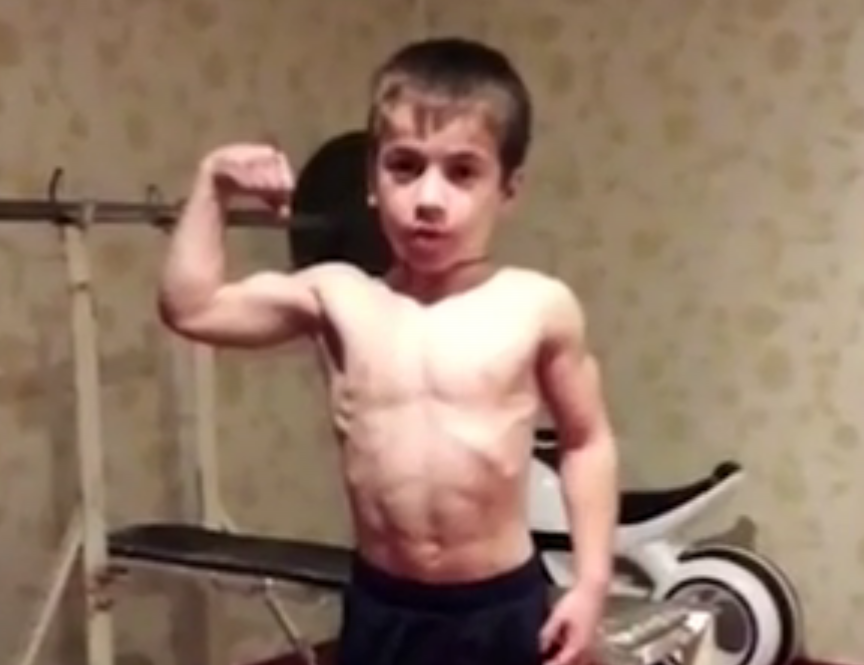Рахим Куриев. Рахим Куриев отжимания. Мальчик Рахим Куриев. Самый сильный мальчик в мире Рахим Куриев. Сколько отжался мальчик